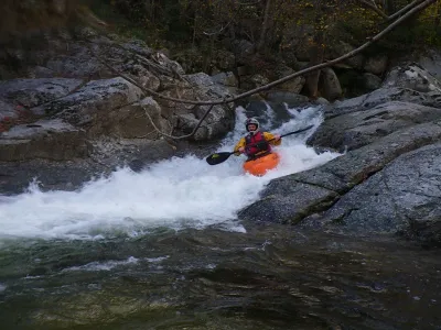 Un toboggan ludique sous le 4x4.